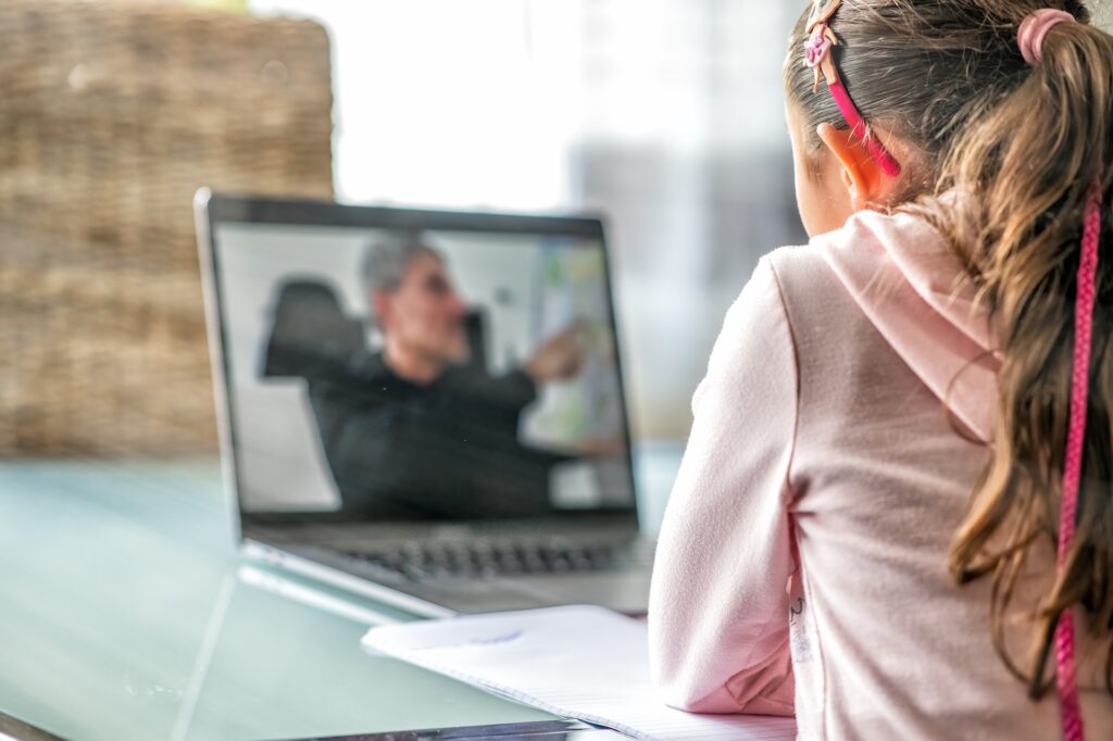 https://aroundtheglobenews.com/ Advantages of Online Education Bridging Gaps and Transforming Learning