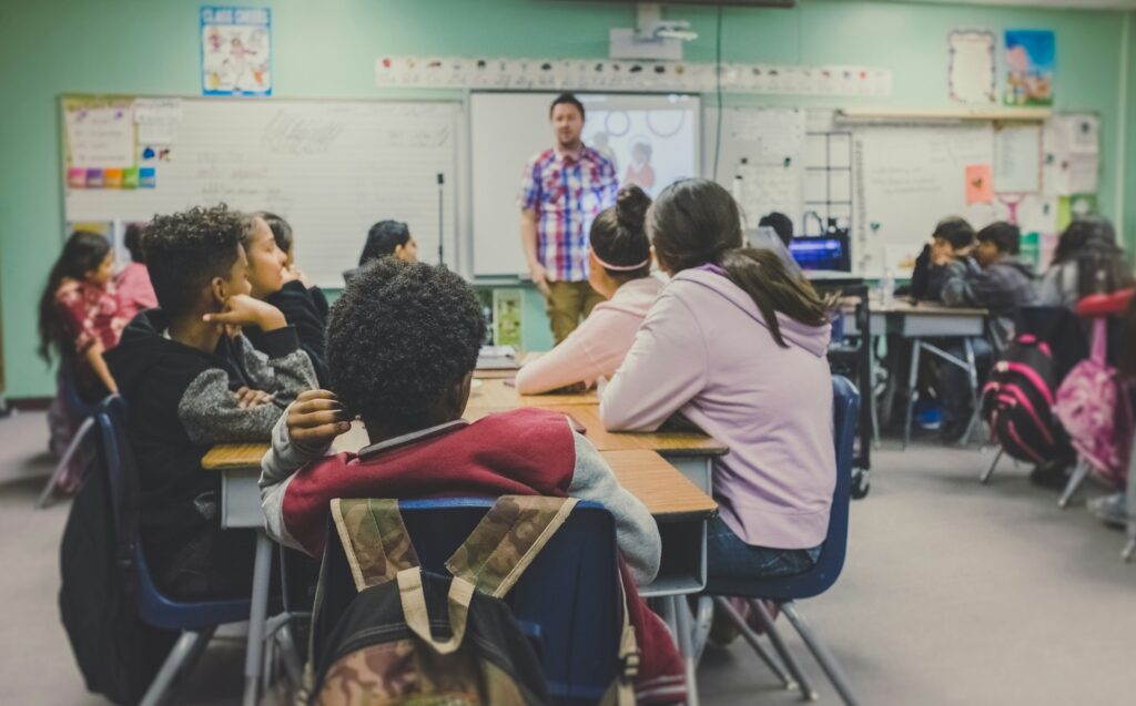 https://aroundtheglobenews.com/ Learning in the Digital Age: Education Innovations